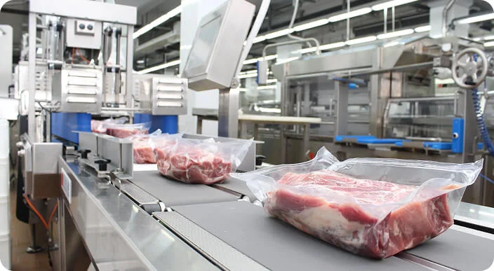 Упакованная мясная продукция на конвейере